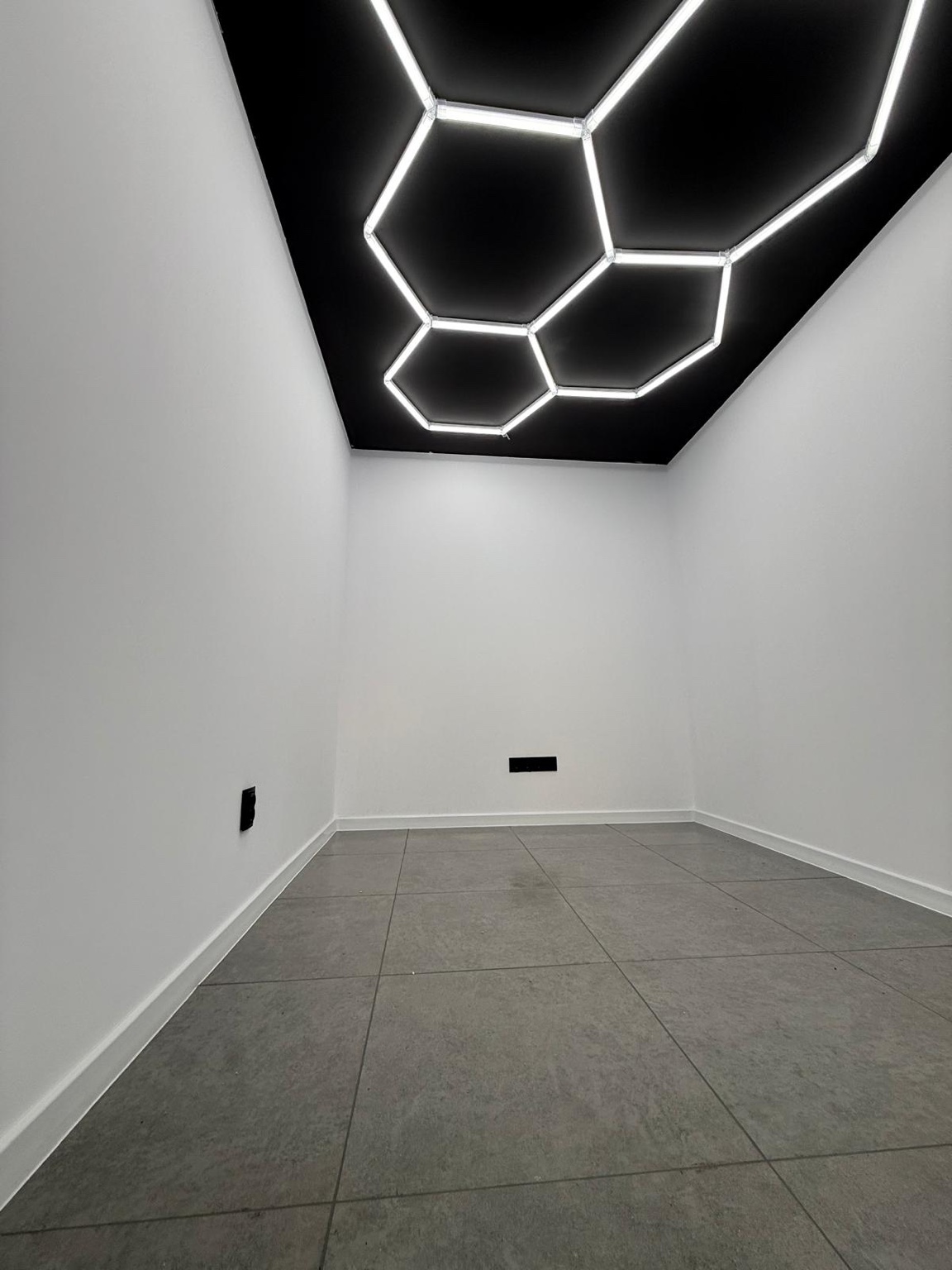 Cameră amenajată cu tavan decorativ cu LED, gresie și plinte