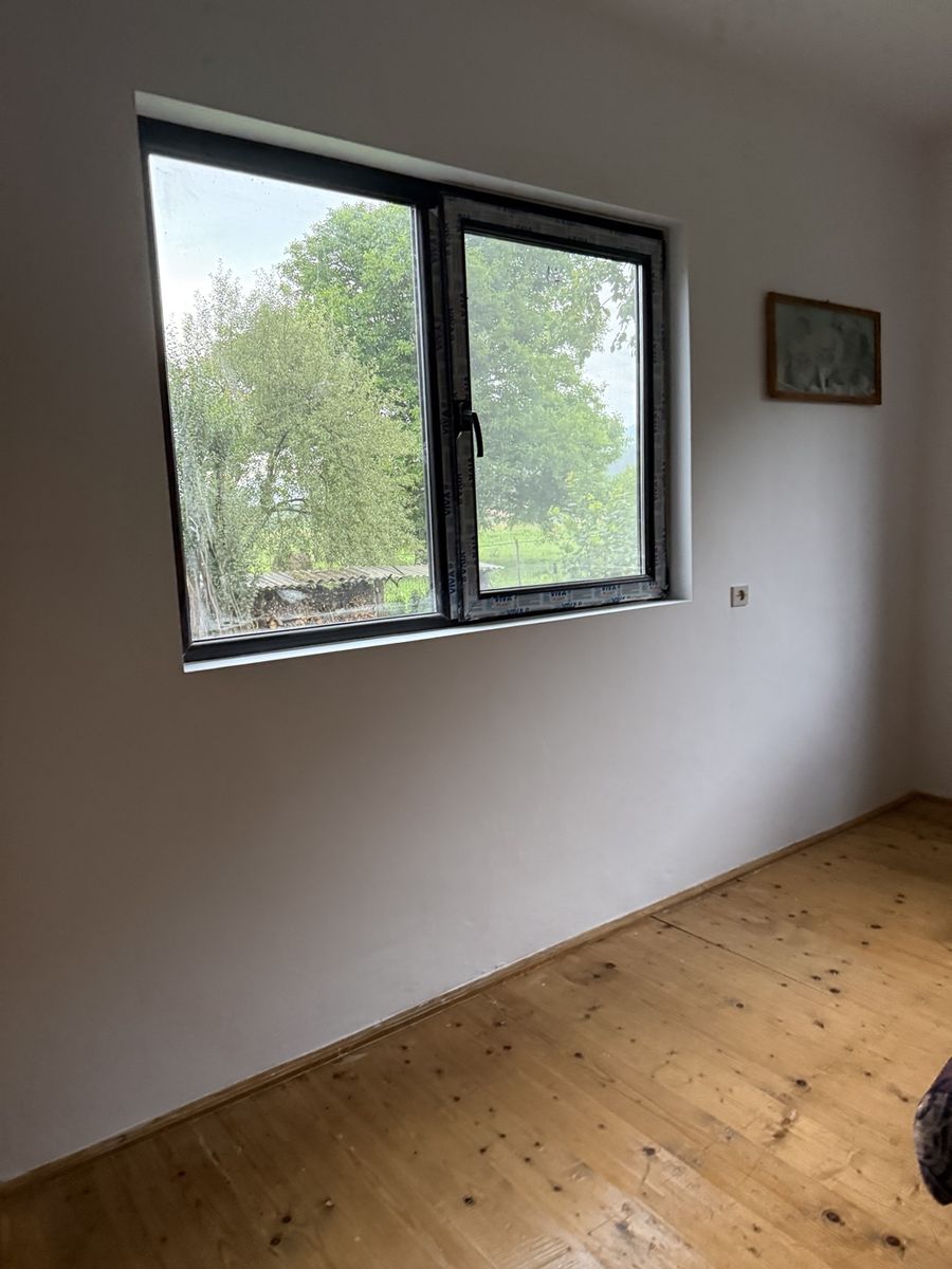 Finisaj interior finalizat în jurul ferestrei