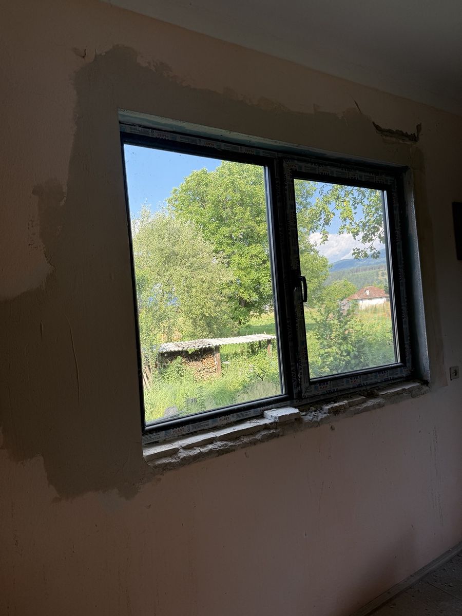 Reparații și pregătire în jurul ferestrei