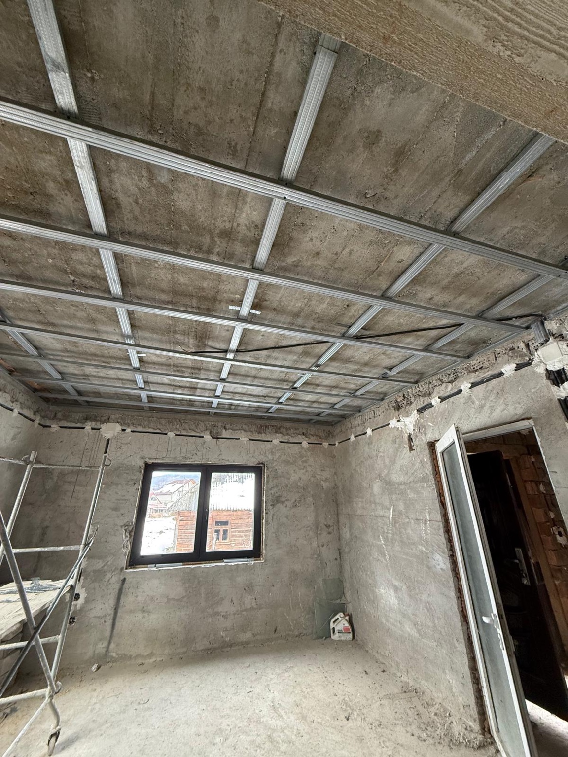 Structură metalică pentru tavan din rigips în timpul execuției