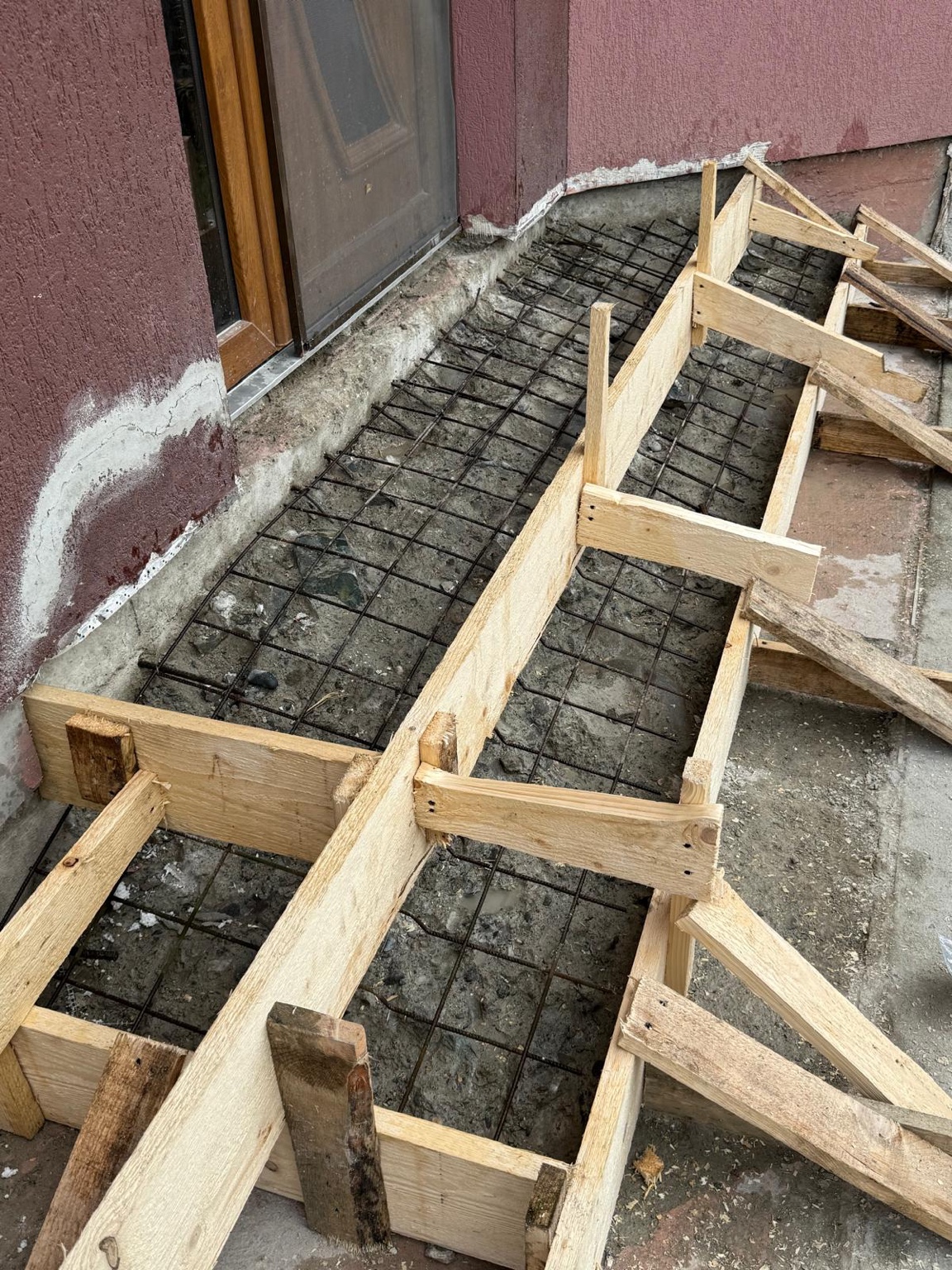 Armarea și cofrarea treptelor din beton în timpul lucrării