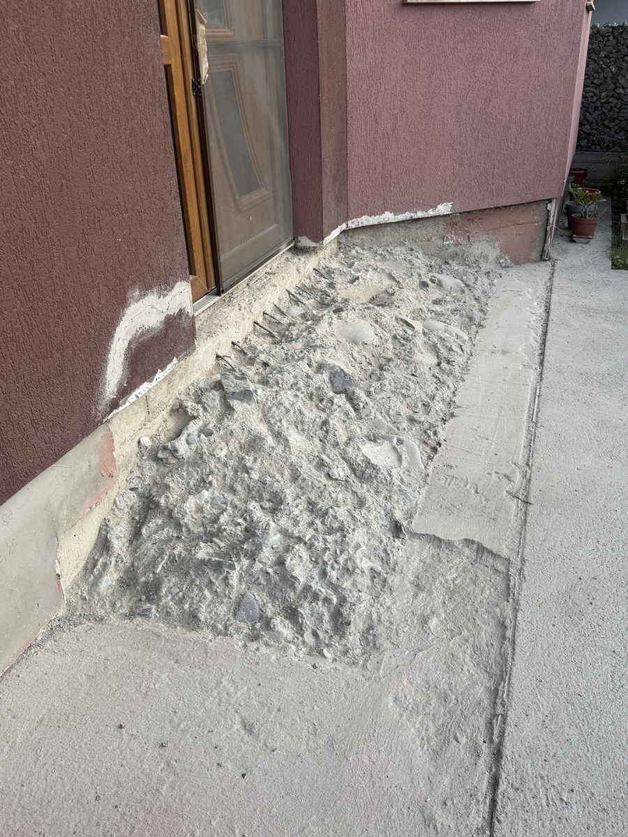 Acces exterior înainte de refacerea treptelor din beton